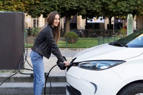 How to Charge Your EV with Solar Power: Easy Steps & Expert Insights