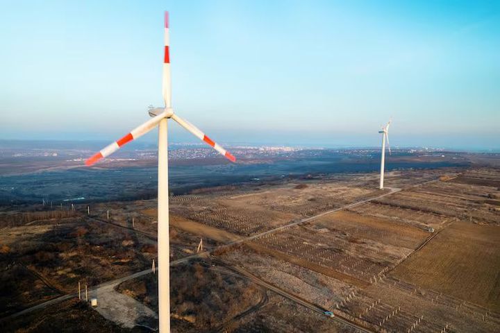 Home Wind Turbines Guide: Key Facts, Installation Methods & Energy-Saving Hacks